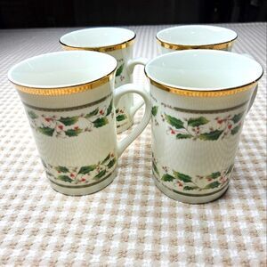 Royal Limited Holly Holiday Vintage Set of 4 Christmas Holiday Coffee Tea Mugs
